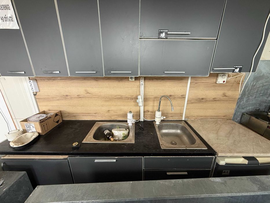 Оборудван контейнер за бързо хранене