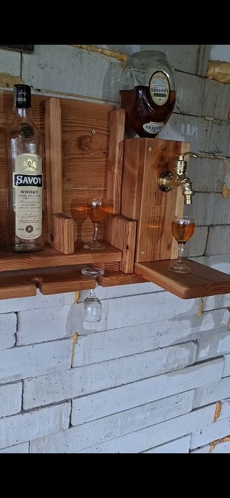 Стенен диспенсър с поставка за бутилки и чаши.