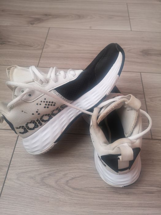 Bascheți Adidas marime 35 impecabili