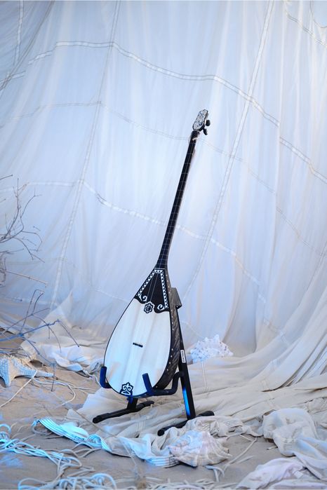 Домбыра бұйра қайың ағашынан