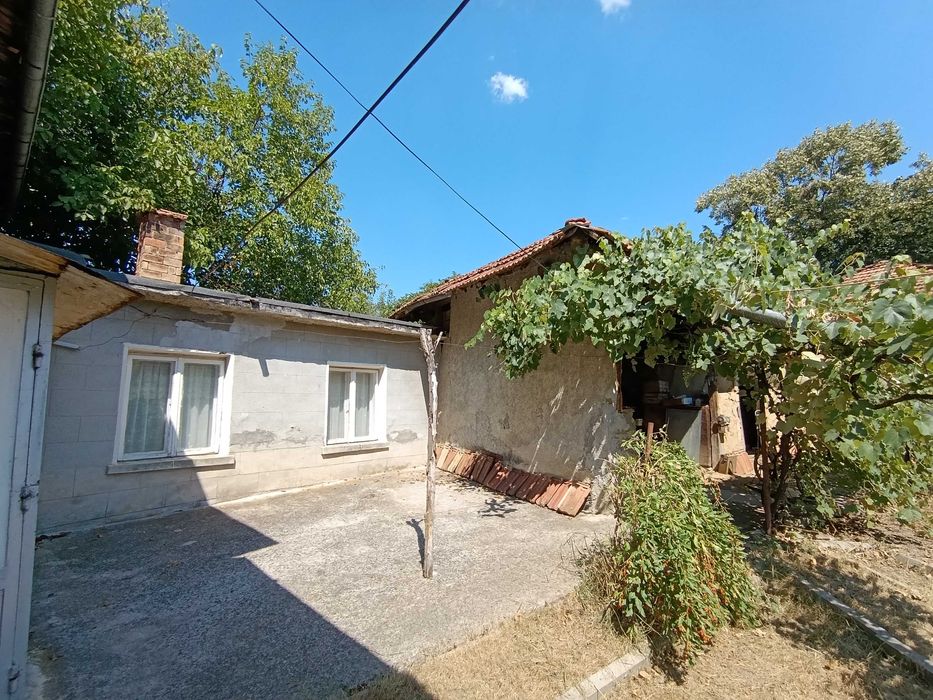 къща с двор в село Яворец