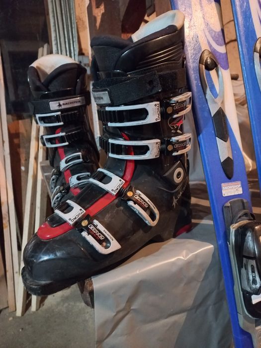 Ски обувки щеки продома