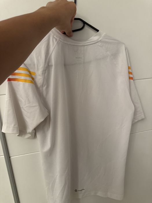 Vand tricou Adidas.