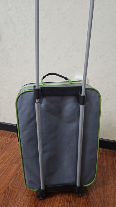 Чемодан детский ,подходит под ручную кладь