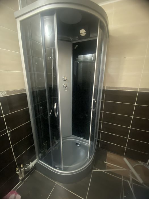 Установка душевых кабин