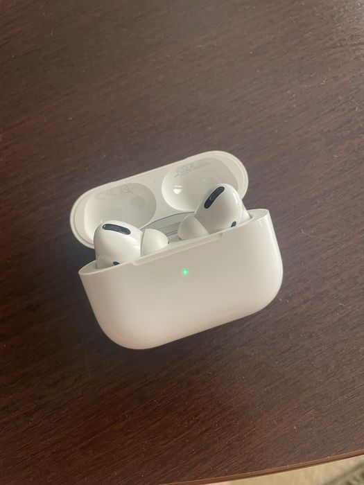 Продам AirPods Pro с кейсом MagSafe Charging Case