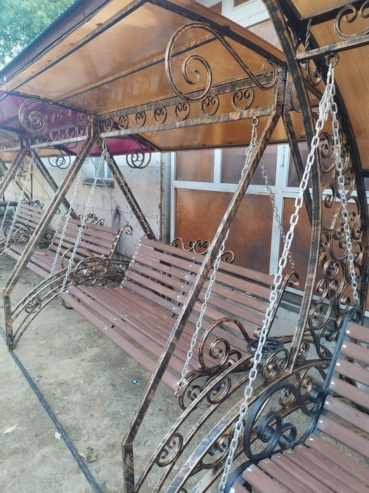 Качеля садовая с элементами ковки