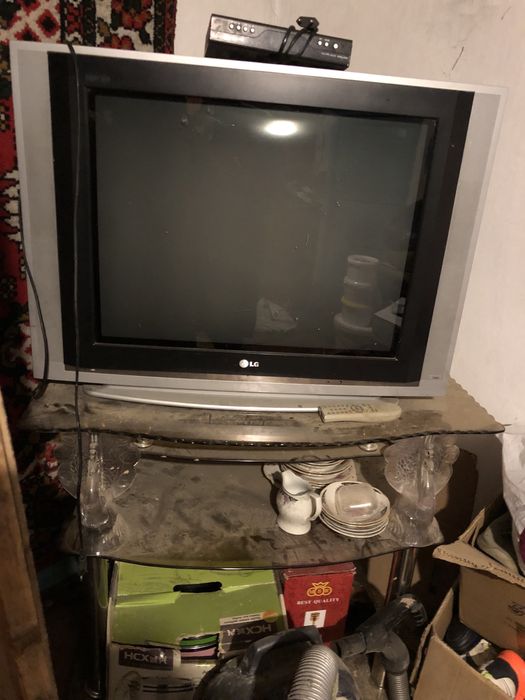 LG телевизор (в хорошем состоянии)