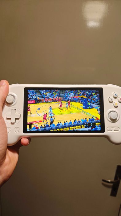 Anbernic Rg557 с игри