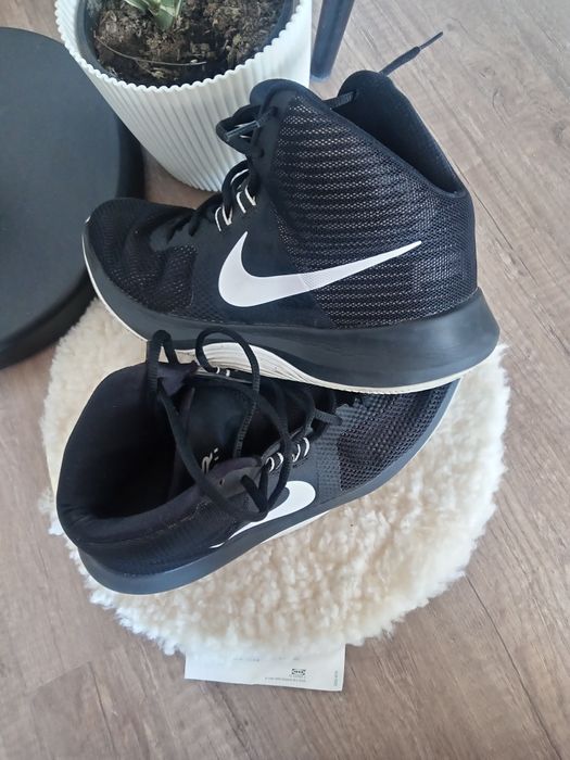 Vând adidași Nike