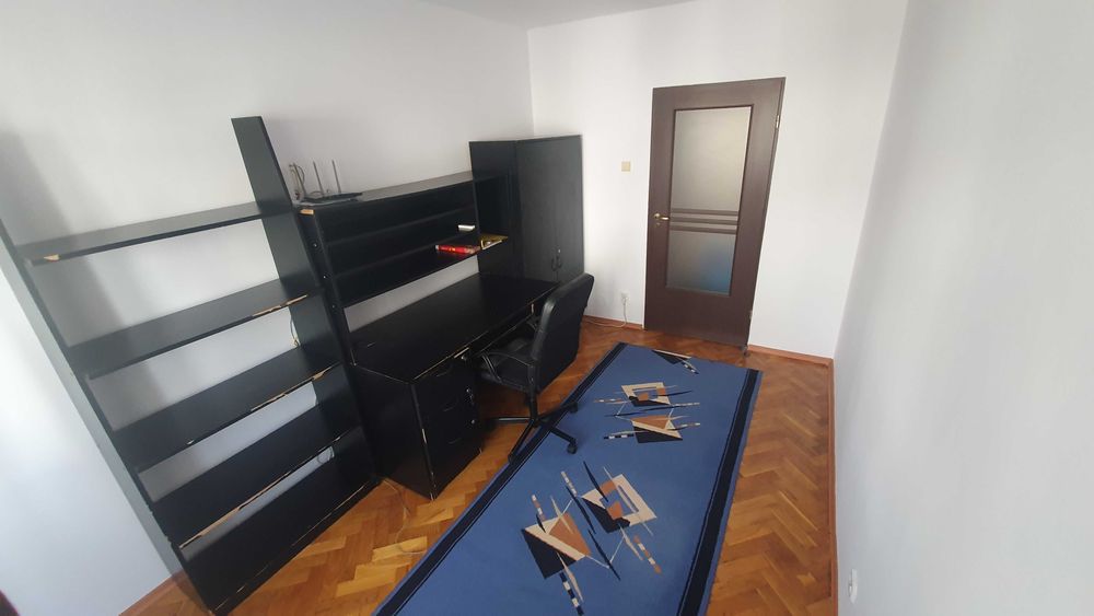 Închiriez apartament cu 4 camere !!!