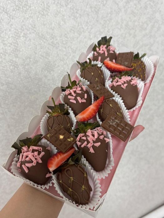 клубника в шоколаде в наличии