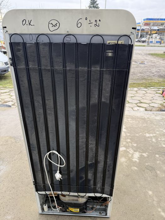 Бежов хладилник с камера SMEG