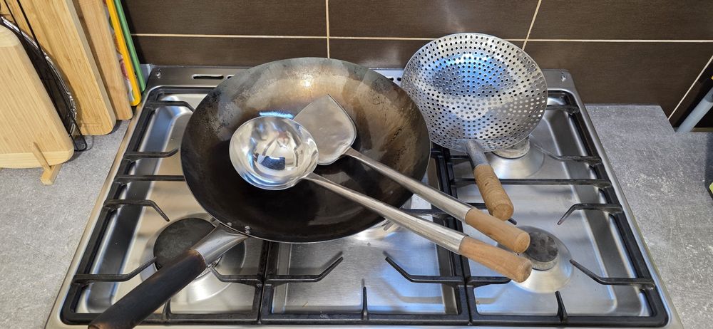 Vând wok din oțel carbon, împreună cu ustensilele din poză