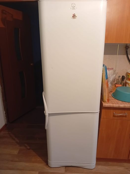Продается холодильник Indesit