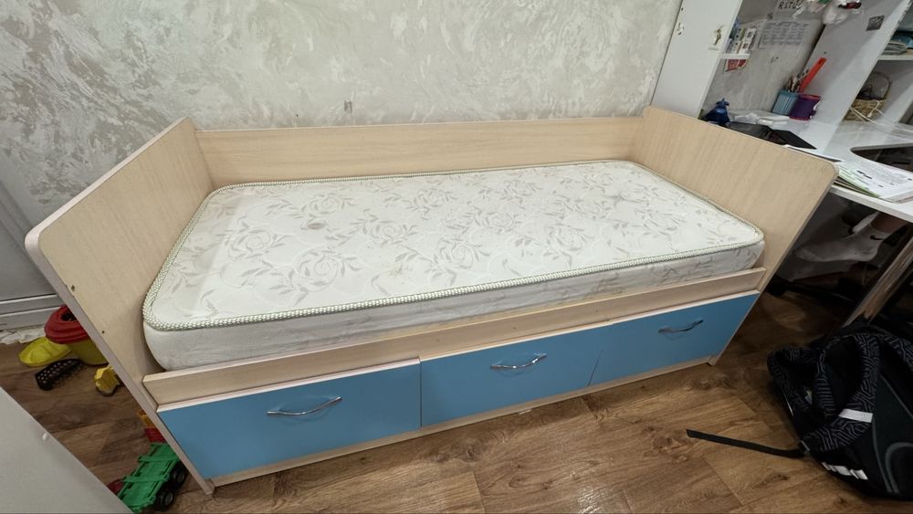 Продам односпальную детскую кровать с матрасом