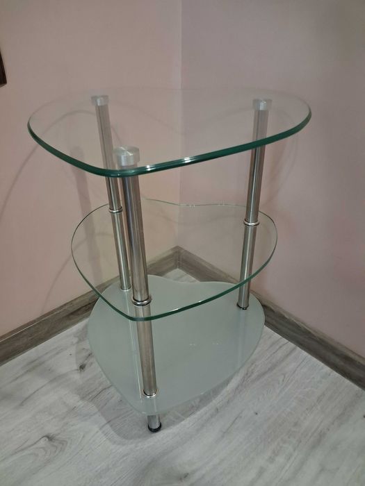 Стъклена маса с форма на сърдце