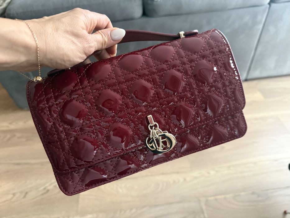 Дамска чанта естествен тъмночервен лак