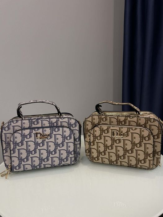 Чанти от всички модели и портмонета