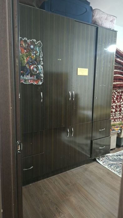 Kiyim javoni yahshi holatda