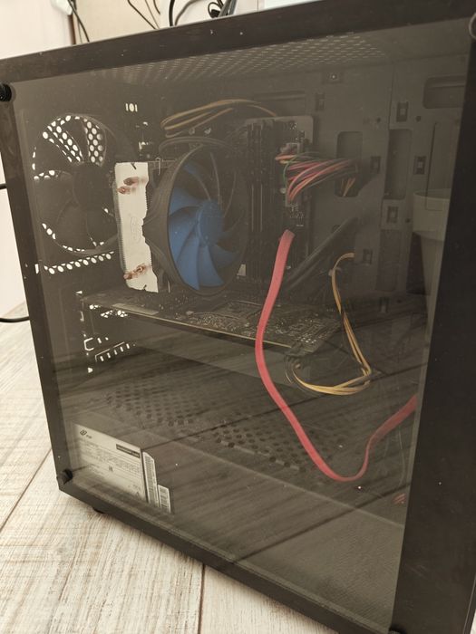 Настолен компютър + извит монитор + RGB клавиатура