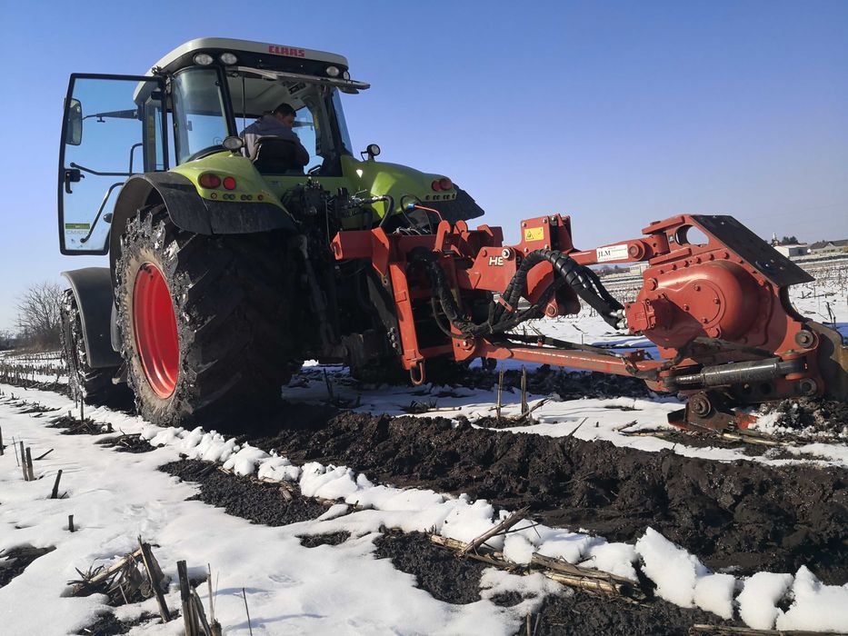 Inchiriere Tractor Claas Axion Vario cu atasamente plug vibrator si trencher Ditch Witch