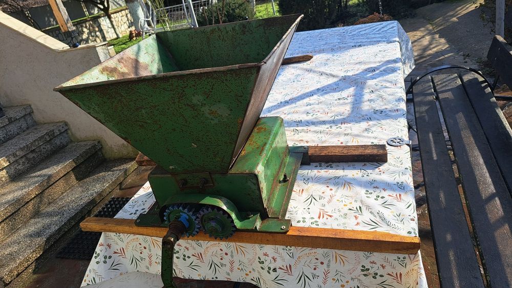 Механична мелачка за грозде