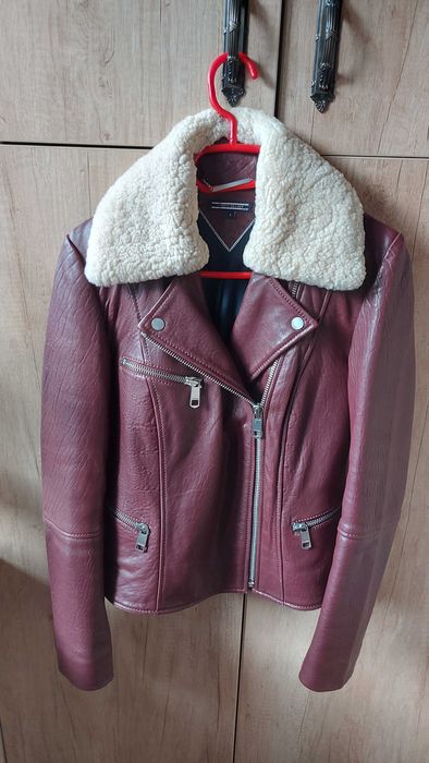 Vând geaca de piele marca Tommy Hilfiger.