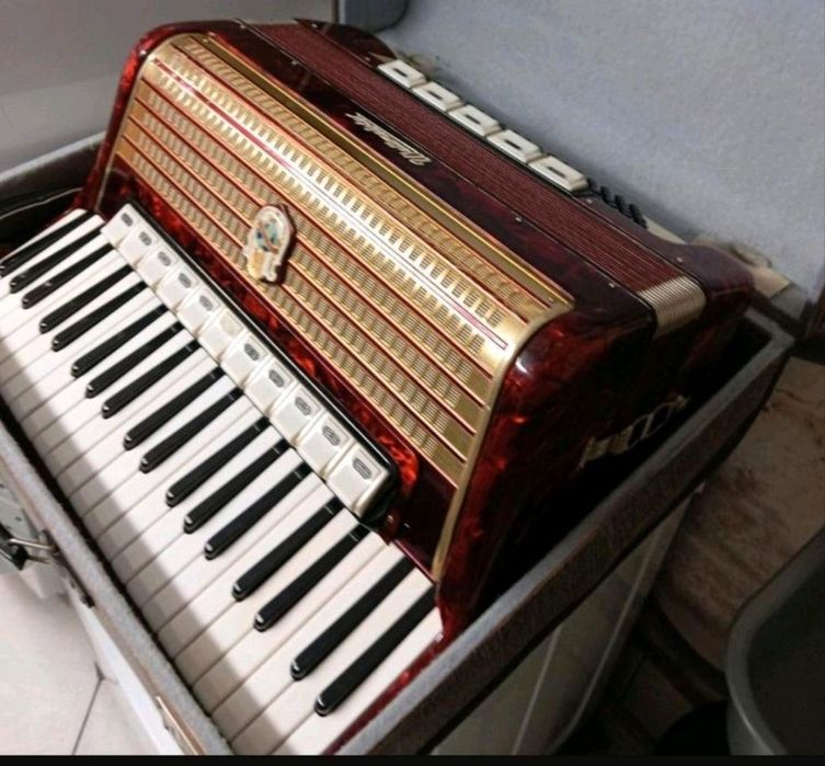Vând acordeon Weltmeister 120 basi cu 4 scaune