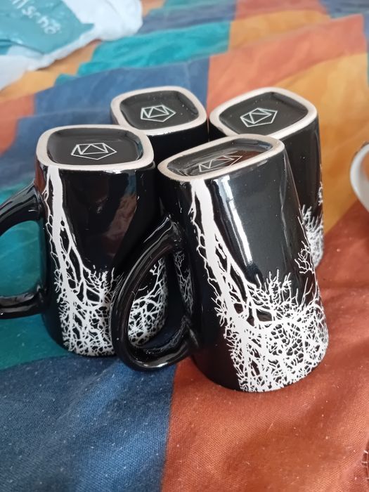 Vand 13 cesti de cafea noi două in forma de inima