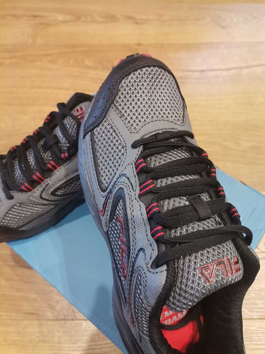 Чисто нови Маратонки