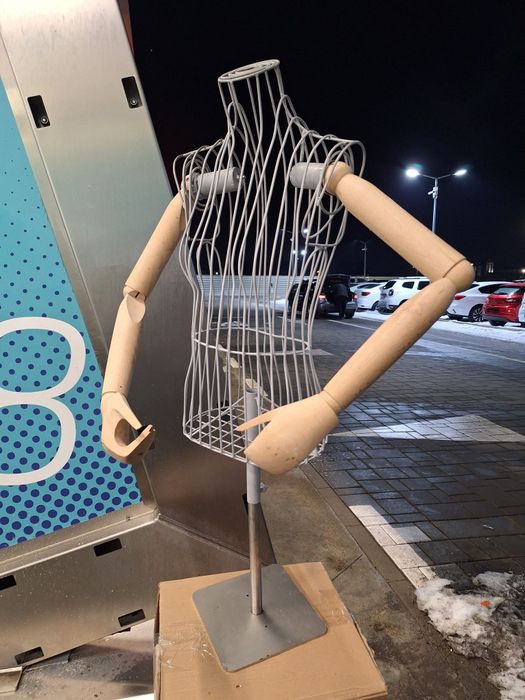 De vanzare doi manechini.