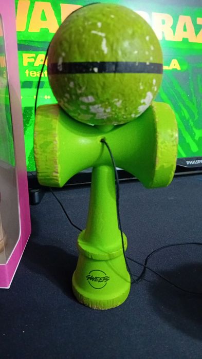 Kendama bisoi si sweets neon semnata de bisoi si mocioiu