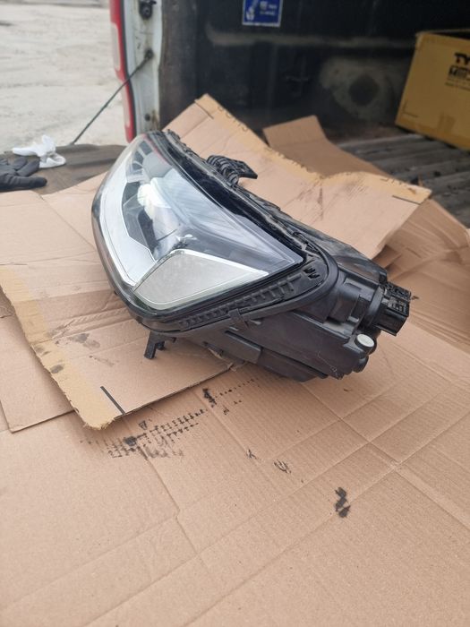 far stanga audi a4 b9 facelift cod 8W0941011