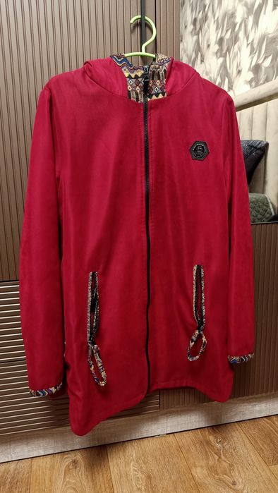 Продам женскую ветровку 3000тг.