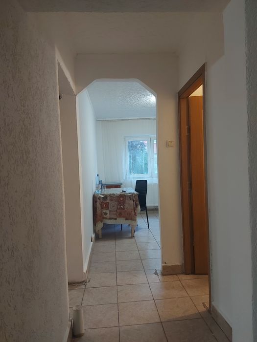 Închiriez apartament cu 2 camere
