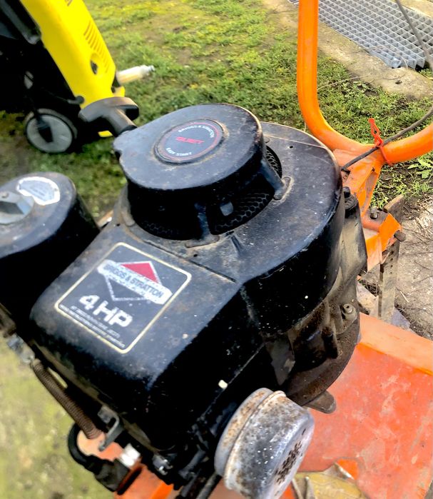 Vând motocultor (freză de grădină) cu motor Briggs & Stratton 4 CAI