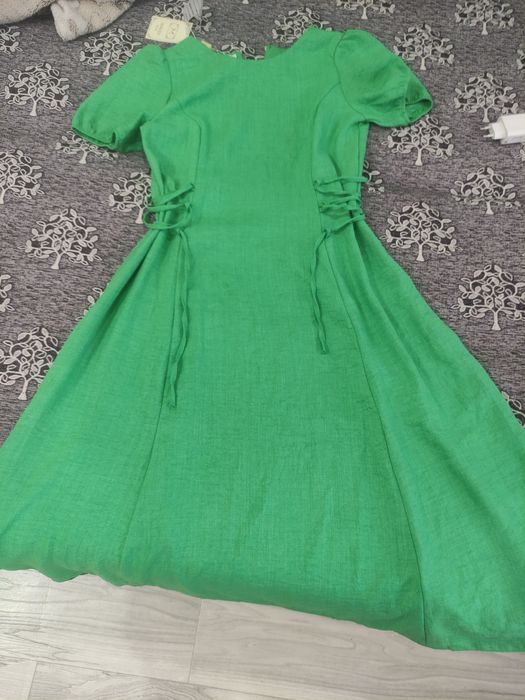 Продам зеленое платье  46 р материал лен