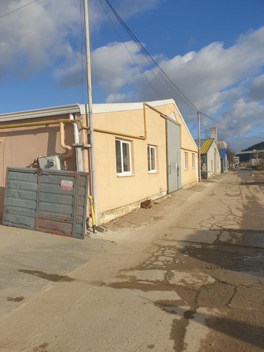 Inchiriez Hala 216mp sau 540