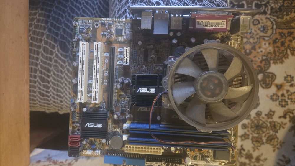 Стар компютър ddr2, celeron с вградени графики
