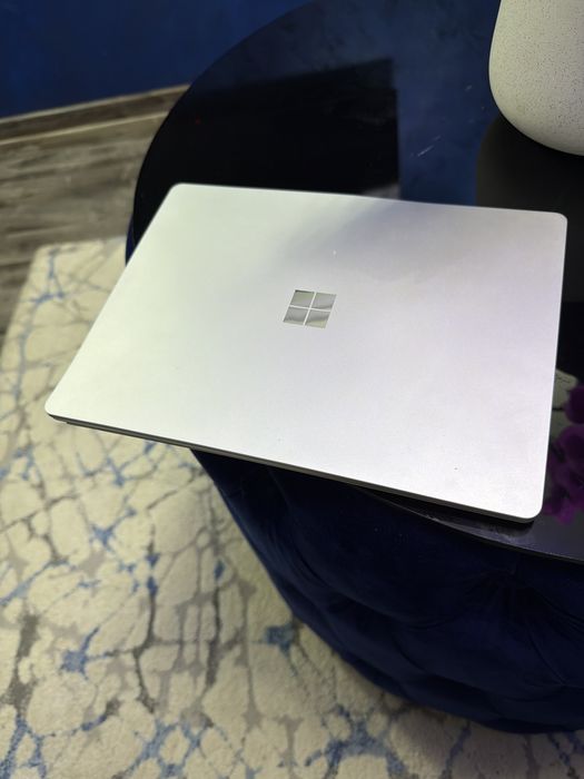 Microsoft Surface Laptop – Model 1943 – Pentru piese sau reparație