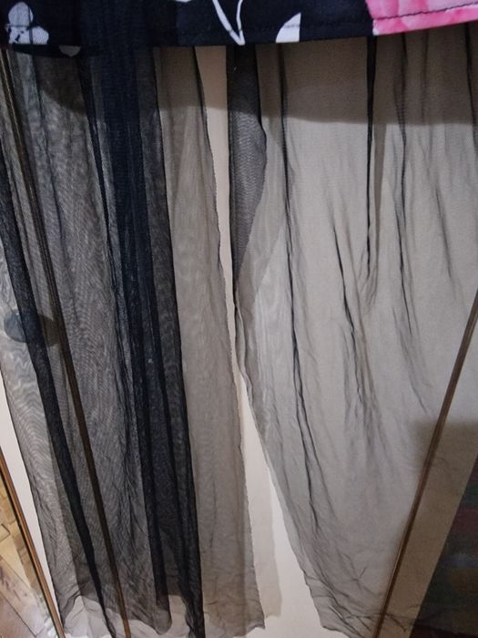 Къса черна рокля с презрамки и опашка от тюл.