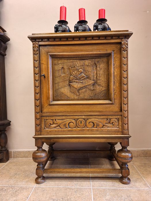 Винтидж шкаф с богата дърворезба