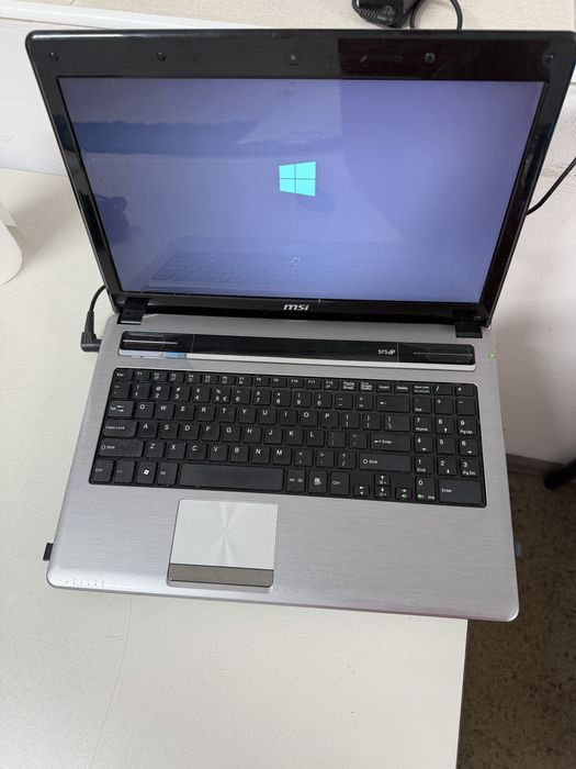 Laptop MSI merge doar in priza