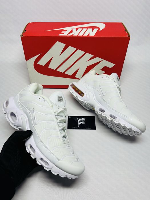 Nike Air Max Plus TN disponibil pe negru sau alb