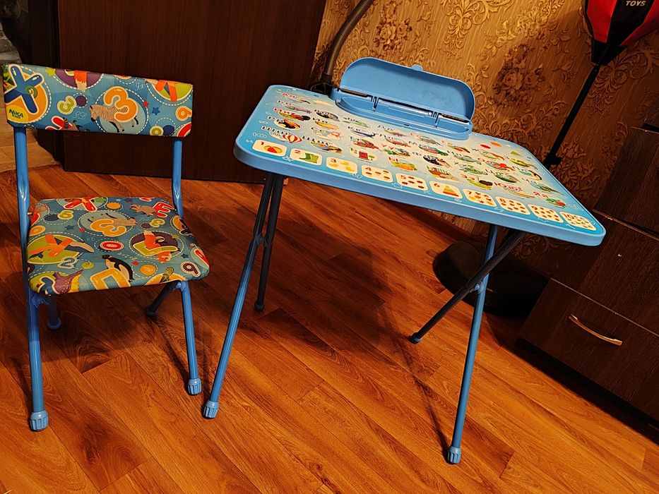 Парта голубого цвета