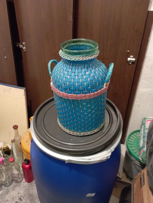 Бидон плюс два стъклени съда.