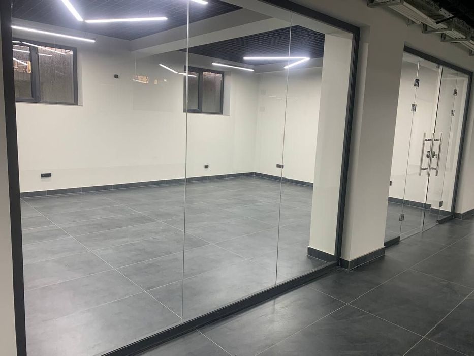 Продаётся квартира нежилое помещение Цокольный этаж 10 комнатная