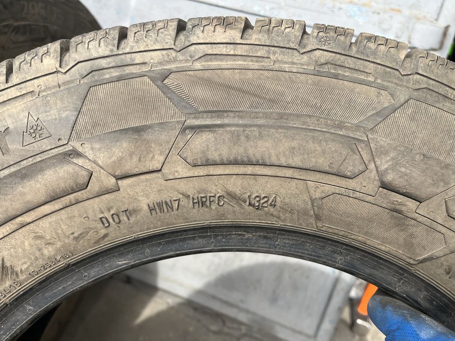 2 бр. зимни гуми 205/75/16C Continental DOT 1324 5/6 mm