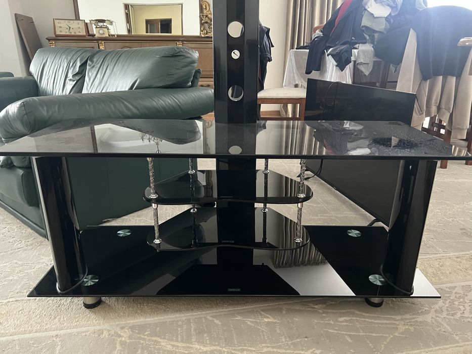 Шкаф для одежды , стулья и подставка под телевизор